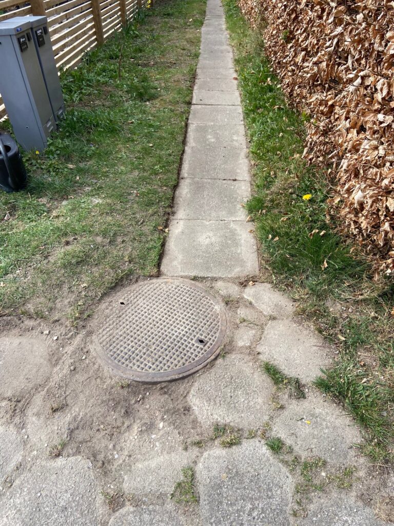 Blotlægning af fliser på stien