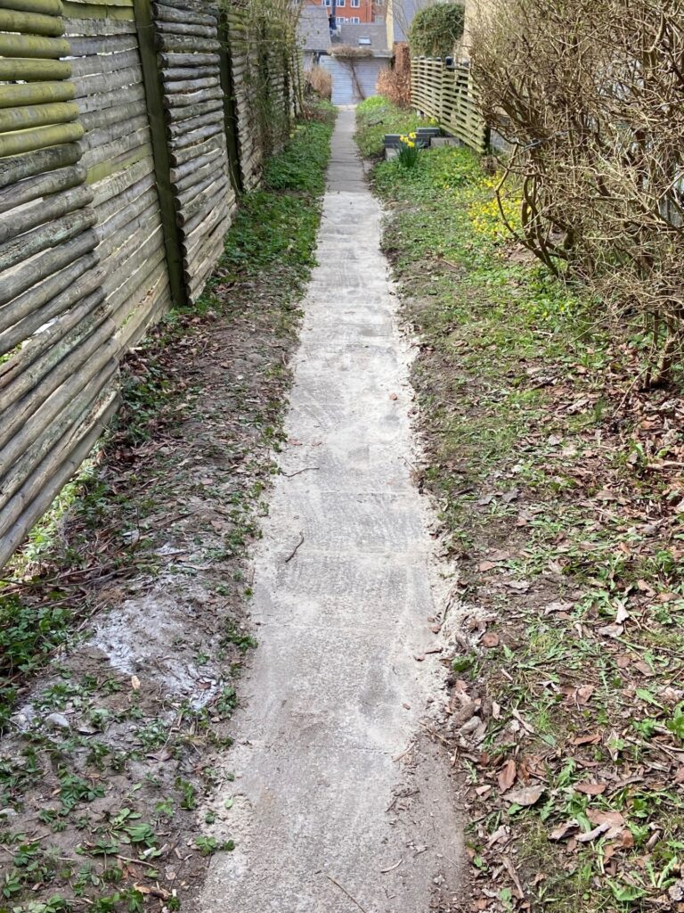 Omlægning af skæve fliser på stien
