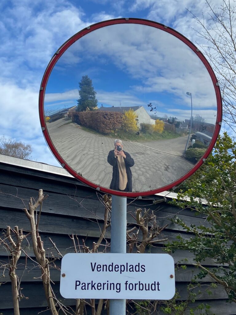 Rengjort gadespejl og skilt